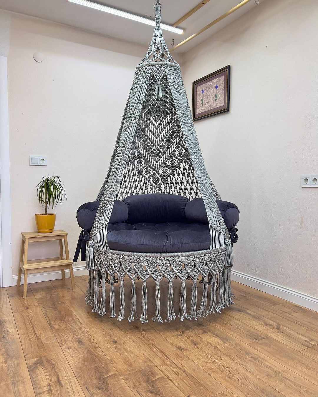 Hanging Macrame Swing Chair - Stylish Garden Hammock for Indoor & Outdoor Relaxation